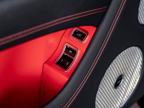 Certified 2025 Bentley Bentayga AWD/4WD image 28
