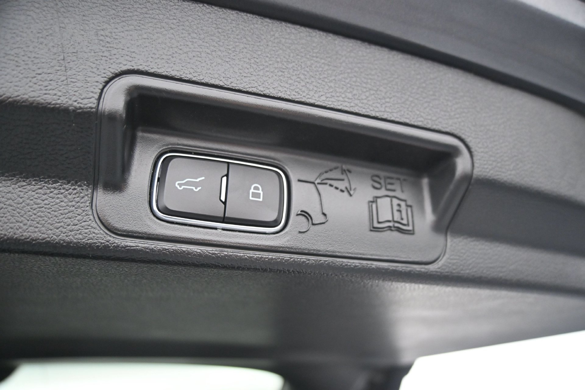 Used 2022 Ford Explorer XLT w/ Equipment Group 202A AWD/4WD image 17