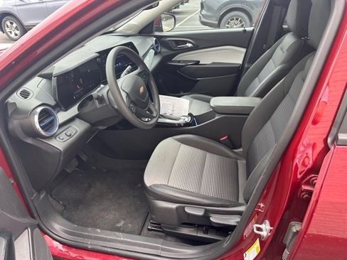 Used 2025 Chevrolet Trax LT image 6