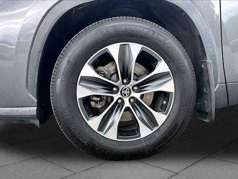 Used 2021 Toyota Highlander XLE AWD/4WD image 11