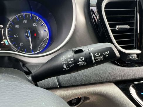 Used 2023 Chrysler Pacifica Touring-L image 35