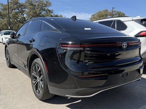 Used 2023 Toyota Crown Limited image 7