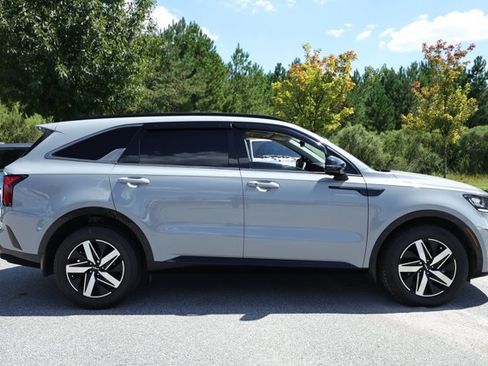 Used 2022 Kia Sorento EX w/ Panoramic Sunroof Package FWD image 3