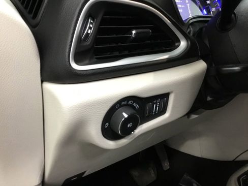 Used 2024 Chrysler Pacifica Touring-L FWD image 9