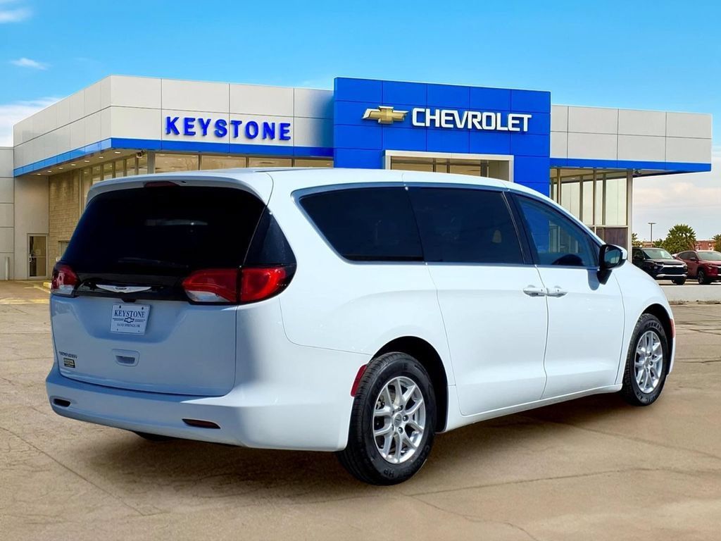 Used 2023 Chrysler Voyager LX FWD image 7