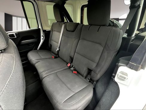 Used 2022 Jeep Wrangler Unlimited Sahara image 23