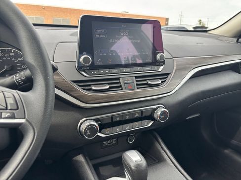 Used 2025 Nissan Altima 2.5 SV FWD image 14