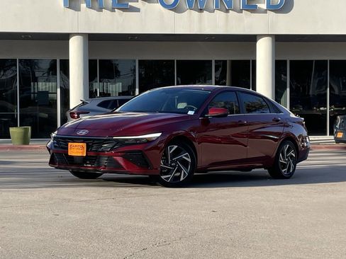 Used 2025 Hyundai Elantra Limited image 2