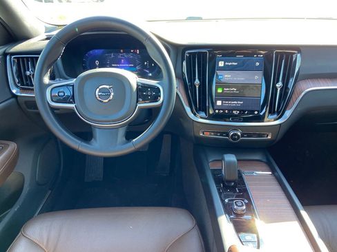 Used 2025 Volvo V60 B5 Cross Country Plus image 11