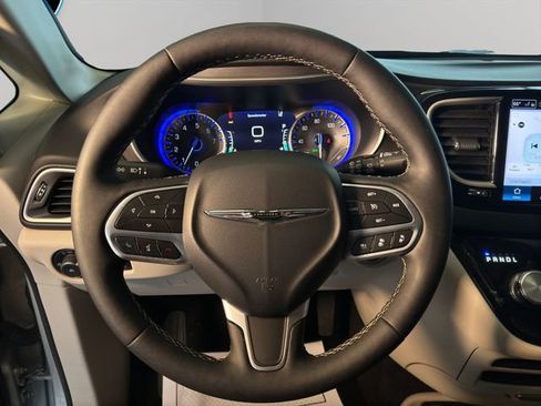 Used 2024 Chrysler Pacifica Touring-L image 13