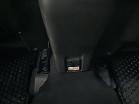 Used 2017 Jeep Renegade Latitude w/ Popular Equipment Group image 19