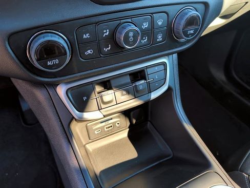 Used 2024 GMC Terrain SLT image 26