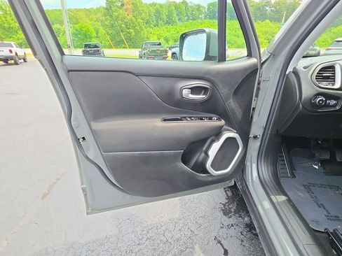 Used 2020 Jeep Renegade Latitude FWD image 23