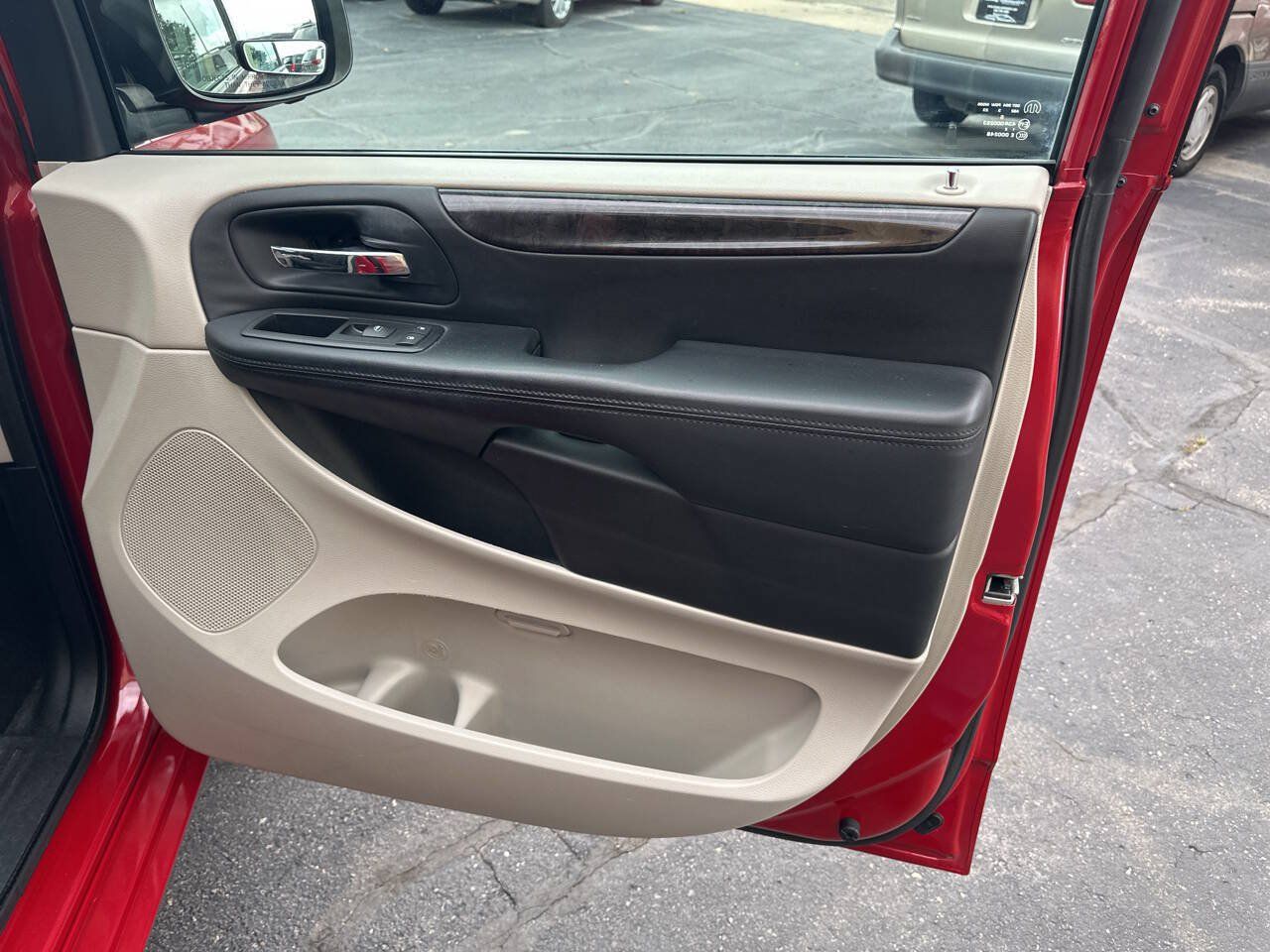 Used 2013 Dodge Grand Caravan SXT w/ Rear Park Assist Pkg FWD image 12