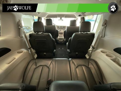 Used 2017 Chrysler Pacifica Touring-L FWD image 23