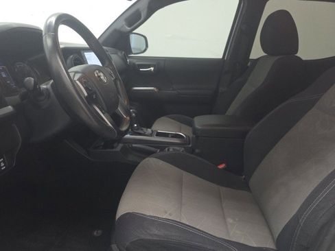 Used 2020 Toyota Tacoma TRD Sport w/ Technology Package image 25