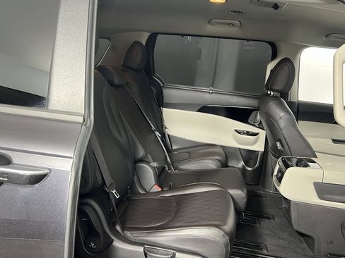 Used 2024 Kia Carnival EX image 30