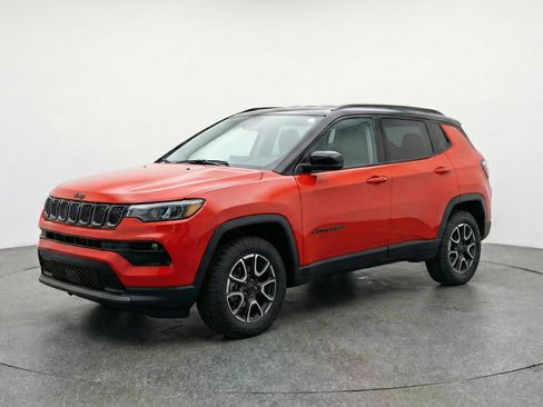 Used 2025 Jeep Compass Trailhawk AWD/4WD image 3