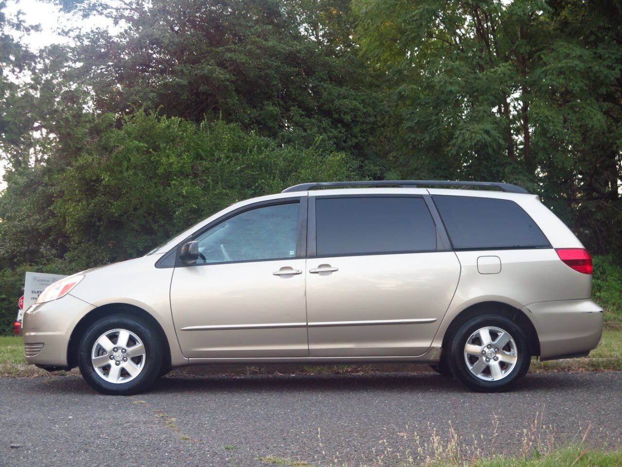 Used 2005 Toyota Sienna LE w/ LE Pkg 6 FWD image 2