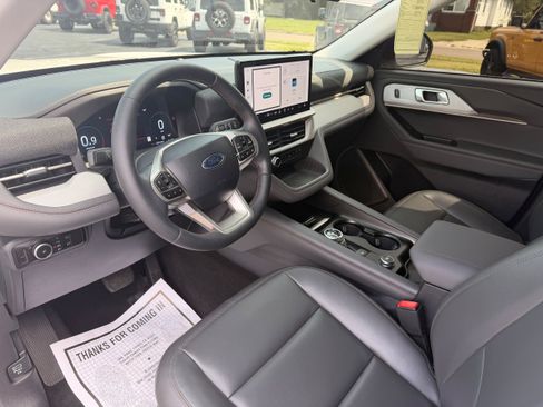 Used 2025 Ford Explorer Active w/ Active Comfort Package RWD image 13