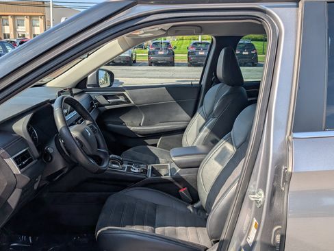 Used 2023 Mitsubishi Outlander SE image 16