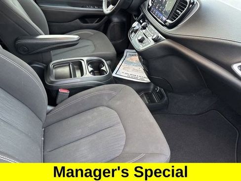 Used 2024 Chrysler Pacifica Touring image 38
