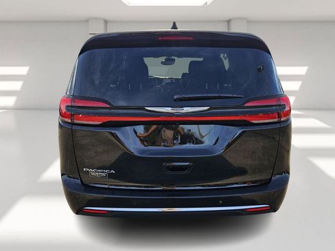 New 2026 Chrysler Pacifica Select image 4