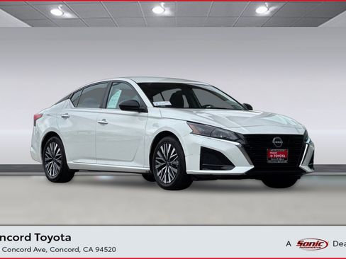 Used 2025 Nissan Altima 2.5 SV FWD image 1