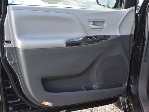 Used 2016 Toyota Sienna XLE image 9