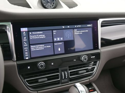 Certified 2026 Porsche Macan AWD/4WD image 20