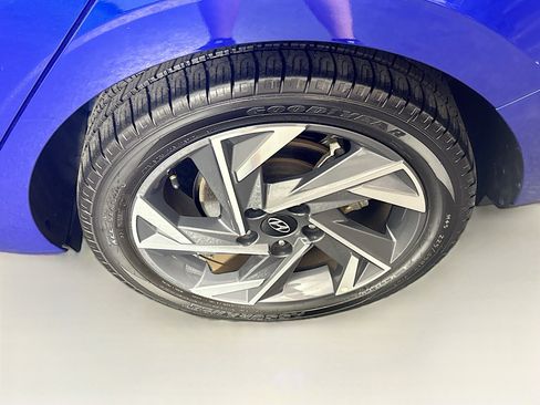 Used 2025 Hyundai Elantra SEL FWD image 11