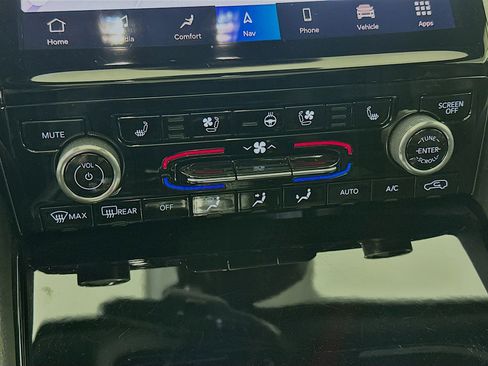 Used 2023 Jeep Grand Cherokee Overland w/ Luxury Tech Group IV image 24