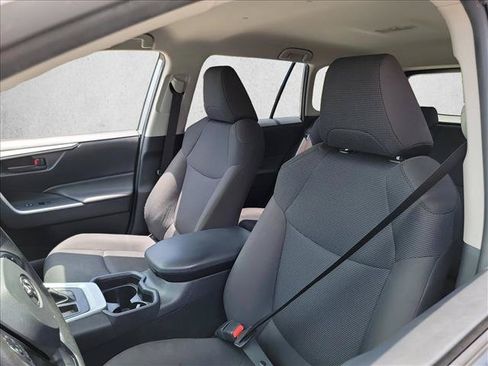 Used 2019 Toyota RAV4 LE FWD image 10