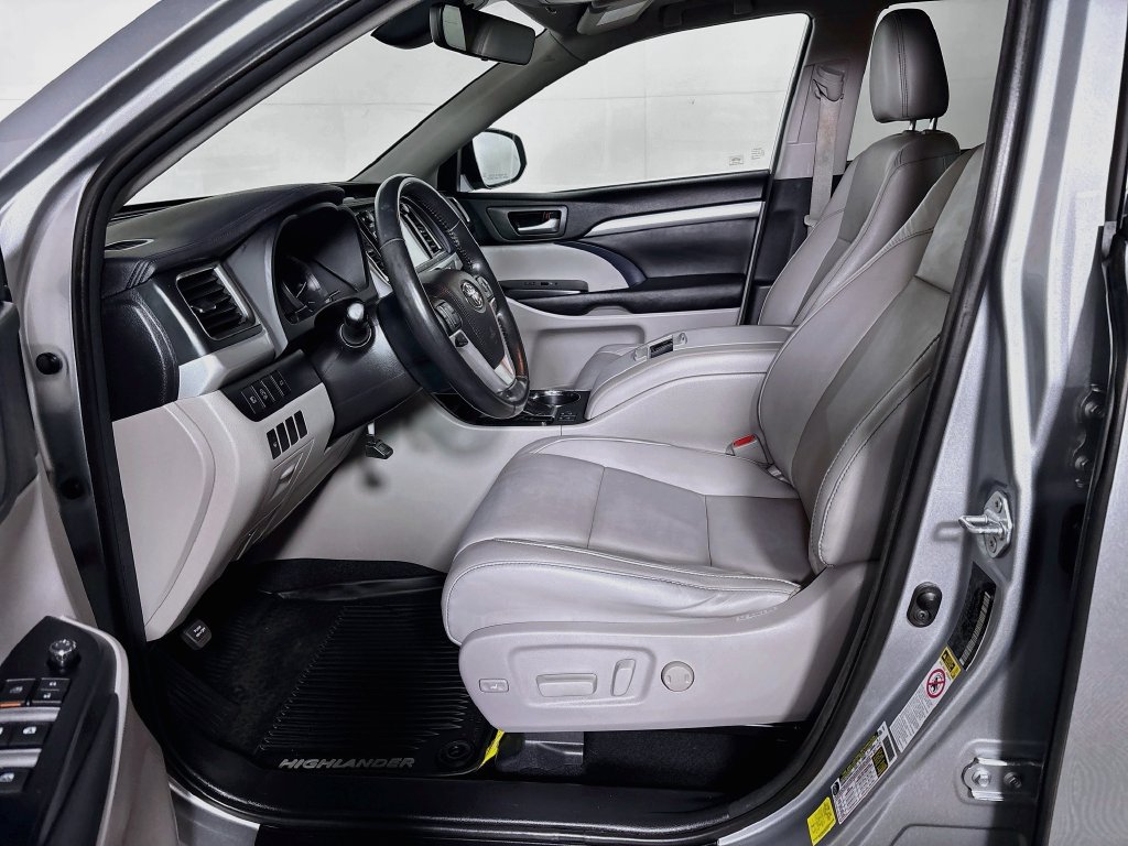 Used 2018 Toyota Highlander XLE AWD/4WD image 11