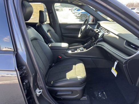 New 2025 Jeep Grand Cherokee Altitude image 34