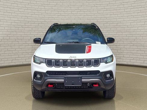 Used 2025 Jeep Compass Trailhawk AWD/4WD image 2