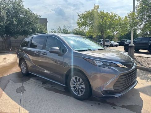 Used 2024 Toyota Sienna LE FWD image 3