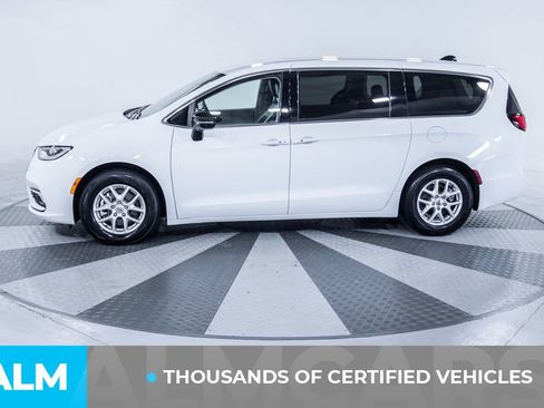 Used 2024 Chrysler Pacifica Touring-L image 4