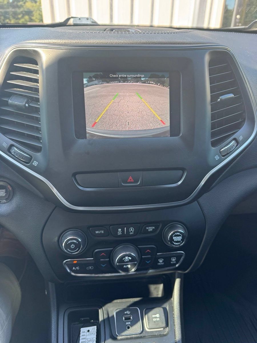 Used 2019 Jeep Cherokee Latitude Plus w/ Comfort/Convenience Group FWD image 11