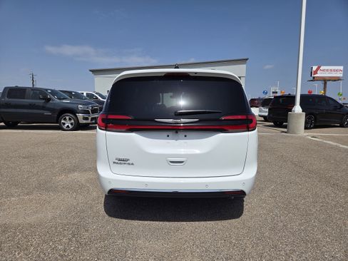 New 2026 Chrysler Pacifica Select FWD image 6