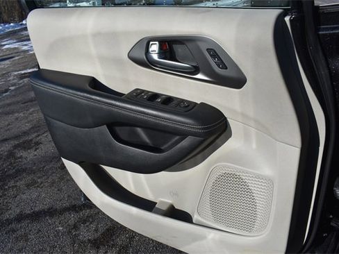 Used 2022 Chrysler Pacifica Touring-L image 35