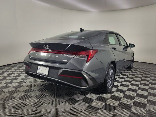 Certified 2025 Hyundai Elantra Hybrid FWD image 5