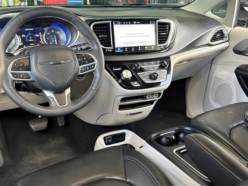 Used 2023 Chrysler Pacifica Touring-L image 9