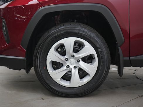 Used 2025 Toyota RAV4 LE AWD/4WD image 28