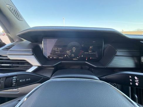 Used 2025 GMC Acadia Elevation w/ Elevation Premium Package image 12