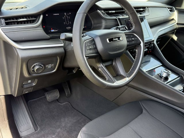 Used 2025 Jeep Grand Cherokee L Laredo w/ Luxury Tech Group I RWD image 17