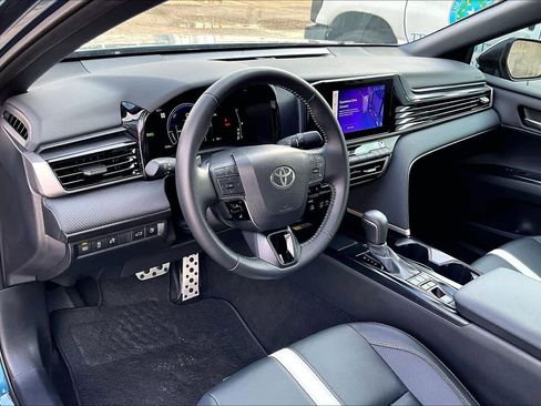 Used 2025 Toyota Camry SE image 18