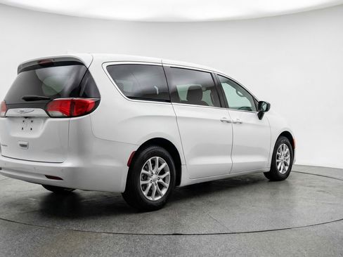 Used 2024 Chrysler Voyager LX image 9