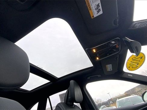 Used 2025 Mercedes-Benz GLC 300 4MATIC image 11