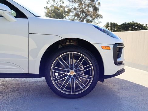 Certified 2025 Porsche Macan image 11